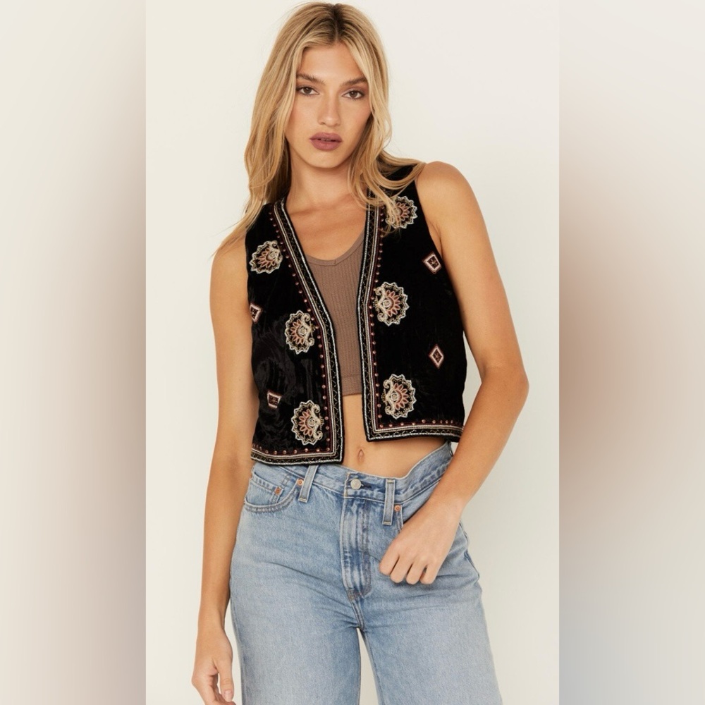 SHYANNE WOMEN'S VELVET BEADED VEST